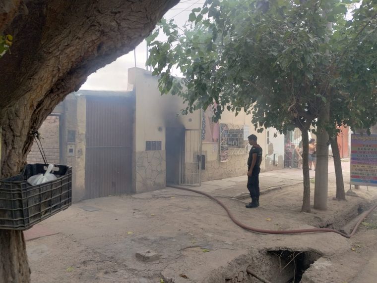Los trabajos de bomberos del Cuartel Central y voluntarios de Las Heras en la escena. Los trabajos de bomberos del Cuartel Central y voluntarios de Las Heras en la escena.