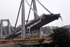 El puente de Génova, Italia, cayó en 2018 y hubo decenas de muertos. Foto Efe