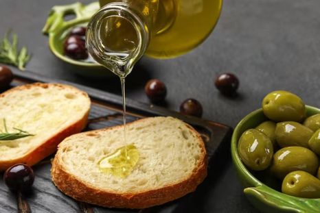 El importante aporte del aceite de oliva (Shutterstock).