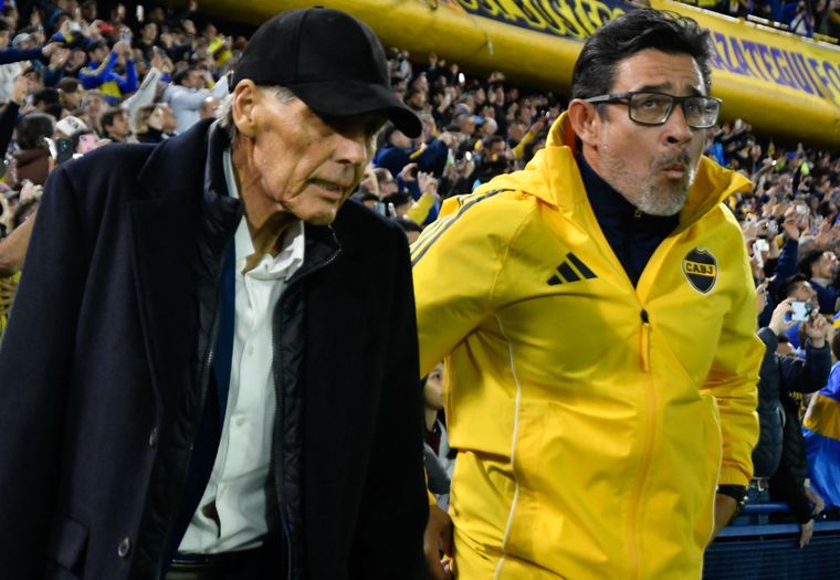 Miguel Ángel Russo, acompañado por Juvenal Rodríguez el domingo pasado en la Bombonera