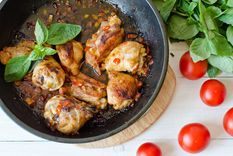 Pollo en salsa de la abuela Una receta clásica para hacer en pocos minutos Foto: Shutterstock Pollo en salsa de la abuela Una receta clásica para hacer en pocos minutos Foto: Shutterstock