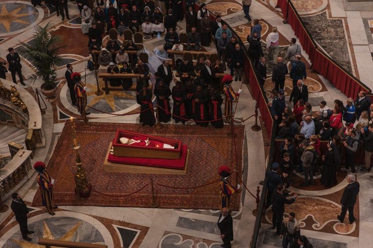Los fieles le toman fotografías al cuerpo del papa Francisco. Foto: EFE