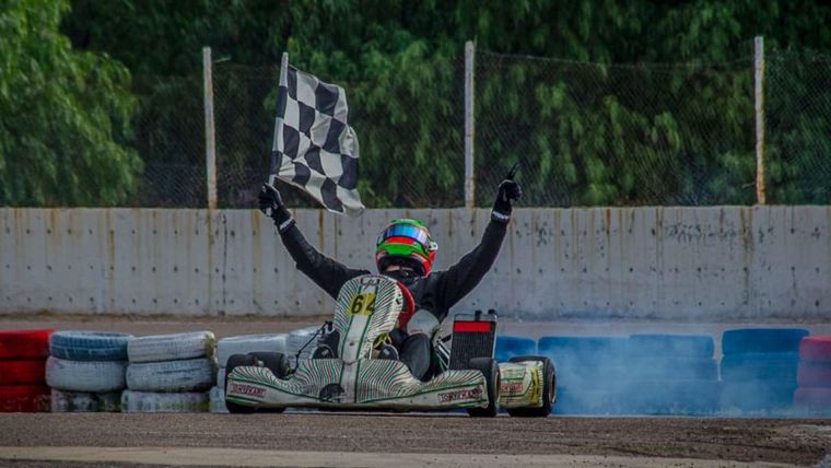 Rodrigo Serrano celebra su victoria en la categoría Seniors. Foto: Gentileza: Leo Martínez / LM fotos