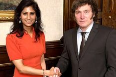 Javier Milei estrecha la mano de Gita Gopinath, la economista india, número dos del Fondo Monetario, encargada de monitorear al detalle los números del país. Foto: Presidencia