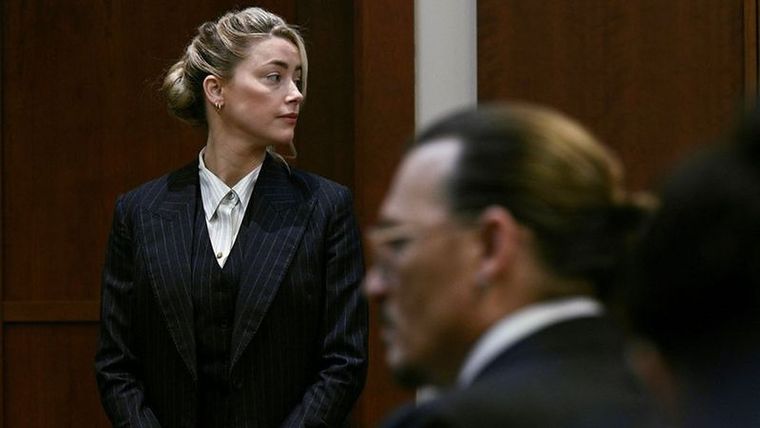 Amber Heard continuó en el estrado este martes, contestando las preguntas de la abogada de Johnny Depp. Foto: EPA