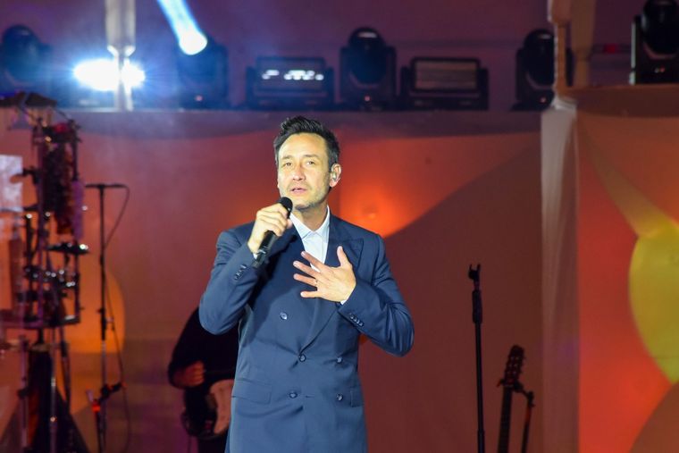 Luciano Pereyra vistió traje azul marino con camisa blanca para una noche de gala en Mendoza Luciano Pereyra vistió traje azul marino con camisa blanca para una noche de gala en Mendoza