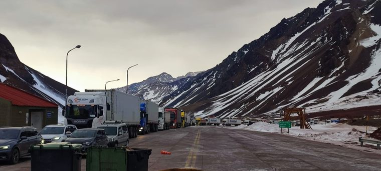 El lugar en el que autos y camiones dejarán de formar fila conjunta. Ahora los camiones avanzarán por otro carril según lo anunciado por Vialidad Foto: Osvaldo Valle