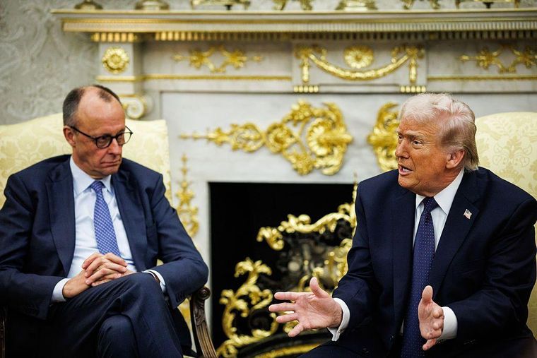 Trump (derecha) este martes junto a Friedrich Merz, canciller de Alemania, precisamente uno de los países que han apoyado el ataque en Irán.