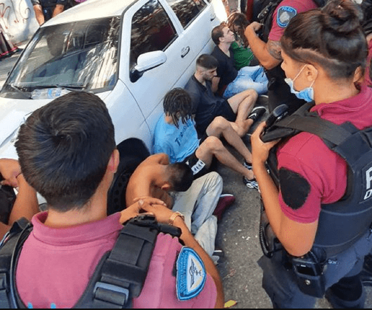 Tomás Domínguez (celeste) el día del hecho y de los arrestos