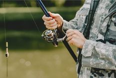 Un usuario de TikTok pescó en el río una extraña caja roja y mostró lo que había en su interior. Foto: Freepik