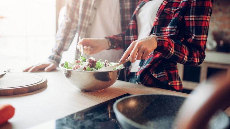 Existen cinco alimentos que te ayudarán a bajar de peso de manera saludable. Foto: Shutterstock
