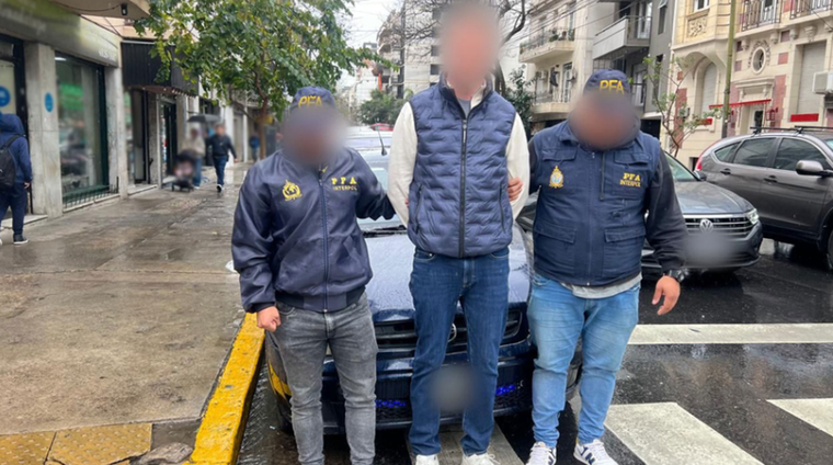 Efectivos del Departamento Federal de Investigaciones (DFI) de la Policía Federal Argentina (PFA) detuvieron al noruego en la vía pública. 