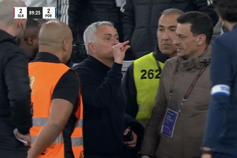 Mourinho, lapidario contra un argentino que trabaja como ayudante técnico en el Porto. Mourinho, lapidario contra un argentino que trabaja como ayudante técnico en el Porto.