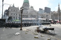 La contención de la Policía el jueves en el Congreso durante los disturbios. Foto: Télam La contención de la Policía el jueves en el Congreso durante los disturbios. Foto: Télam