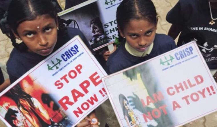 En India, las niñas y mujeres viven a diario el horror ante la falta de derechos básicos. Foto Efe
