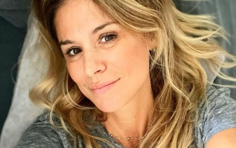 Flavia Palmiero inspira con sus atuendos combinados con tapados, ideales para resaltar esta temporada.