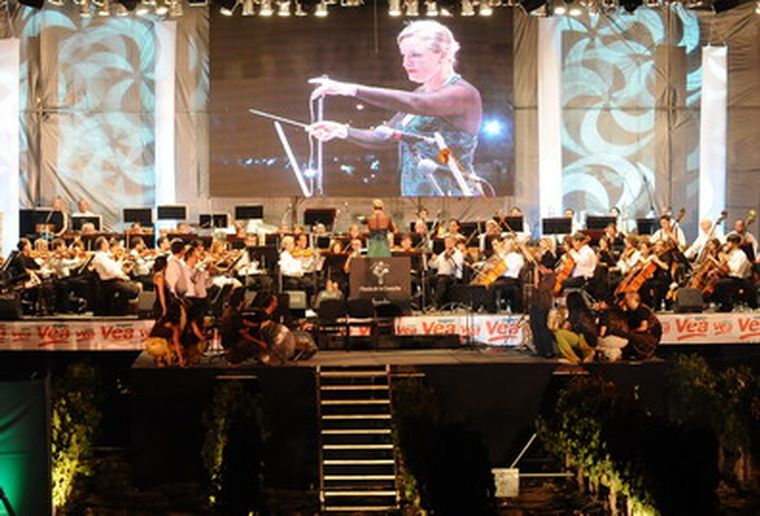 La maestra Ligio Amadio, al frente de la Orquesta Filarmónica. Foto: Nacho Gaffuri/MDZ