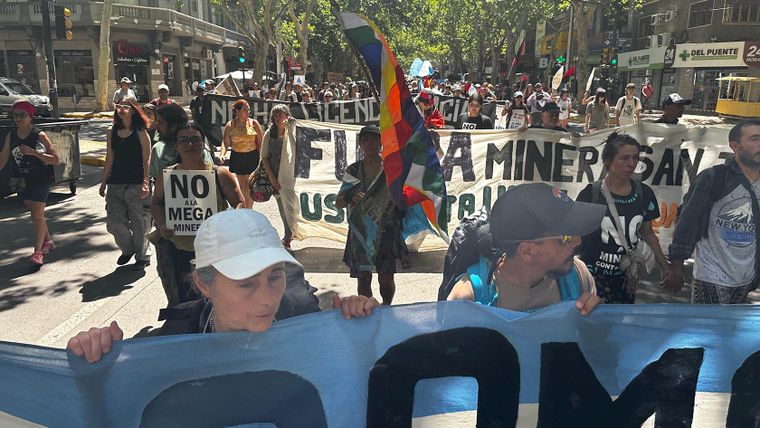 Los manifestantes se encolumnan tras la aprobación de San Jorge en la Legislatura.