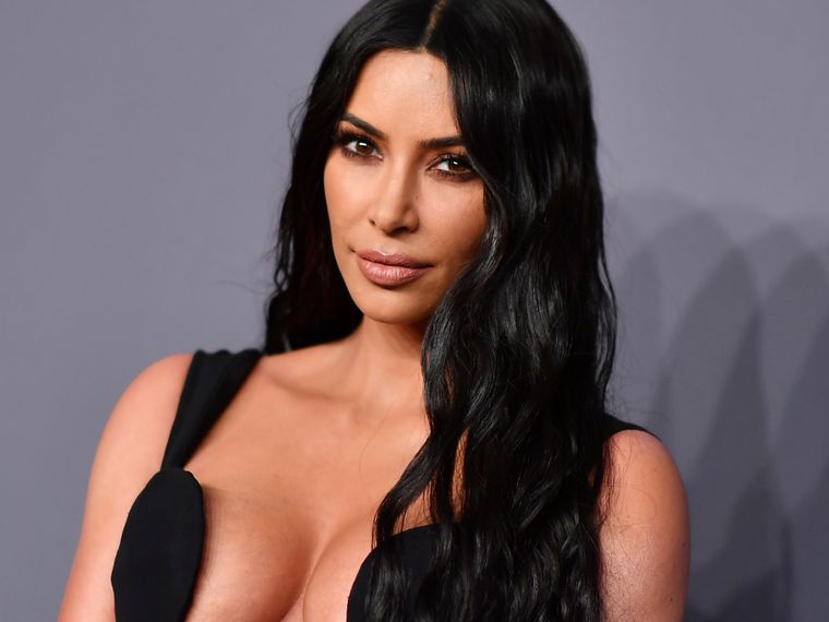 Kim Kardashian voló la red con un impresionante look.