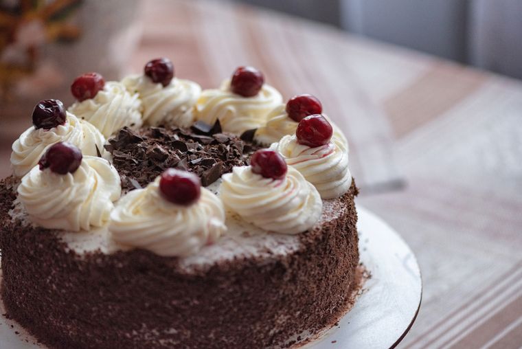 Las cerezas y la crema chantilly combinan dulzura y frescura, logrando el equilibrio clásico de la torta Selva Negra. Las cerezas y la crema chantilly combinan dulzura y frescura, logrando el equilibrio clásico de la torta Selva Negra.