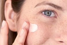 Cuidar la piel con una crema tensora puede ser un gran aliado para retrasar los signos del paso del tiempo y las arrugas. Foto: Marie Claire