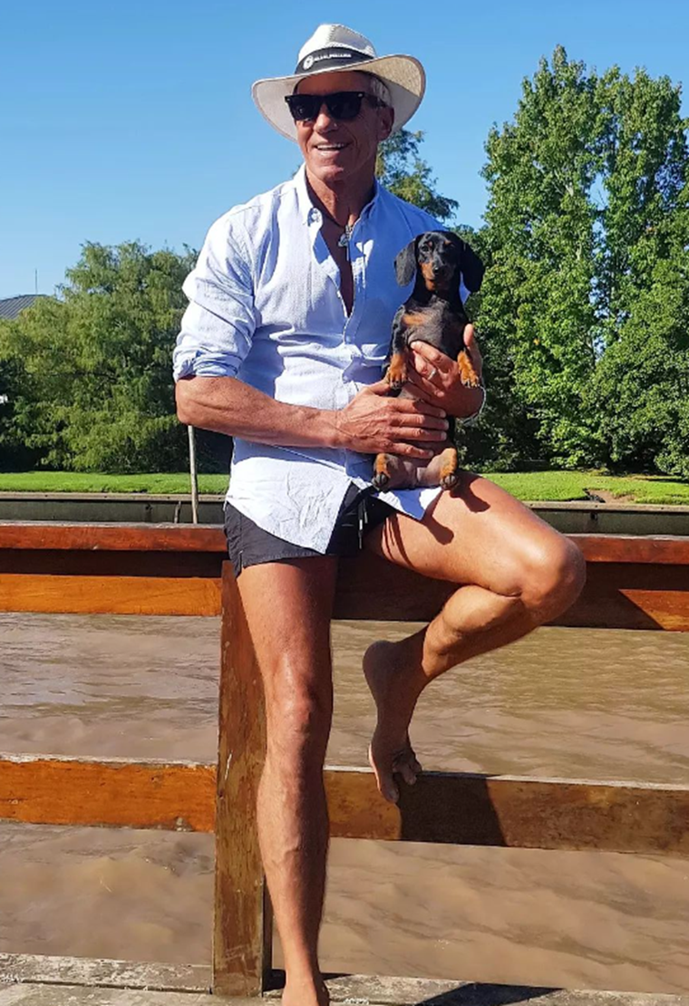 Ricardo Piñeiro junto a uno de sus cuatro perros salchicha. Foto: Instagram