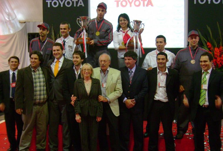 En el podio, todos los ganadores. Foto: MDZ