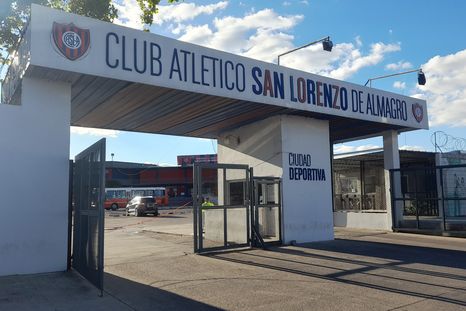 Tensión en San Lorenzo: la barra visitó al plantel tras la derrota con Huracán y aparecieron fuertes pasacalles en el Bajo Flores.