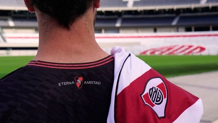 Un club histórico de Italia anunció su nueva indumentaria alternativa celebrando su eterna amistad con River. 