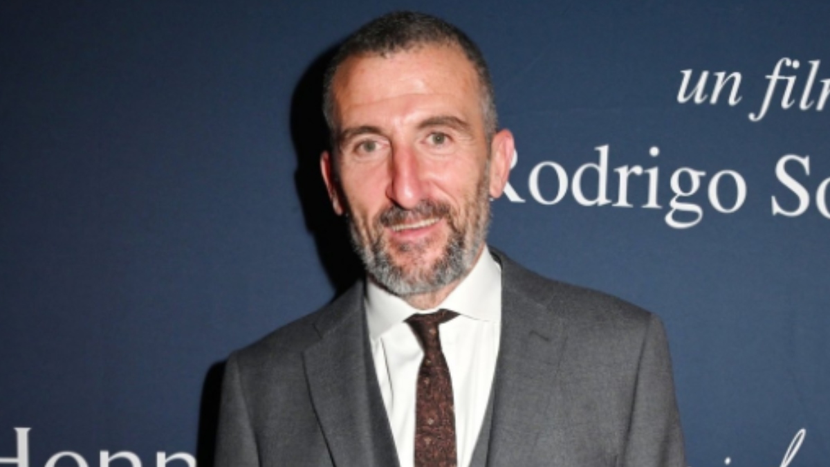 Este actor español que arrasa en Netflix tiene una película que mezcla ...