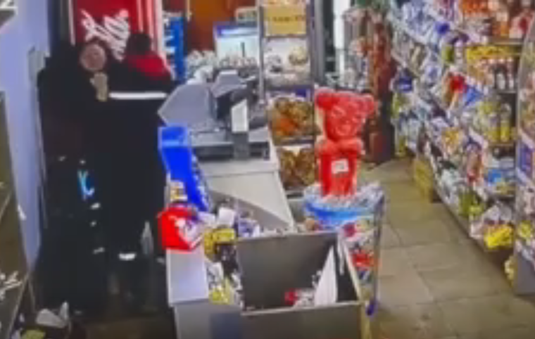 El momento de la agresión contra la comerciante. Foto: Captura de video.