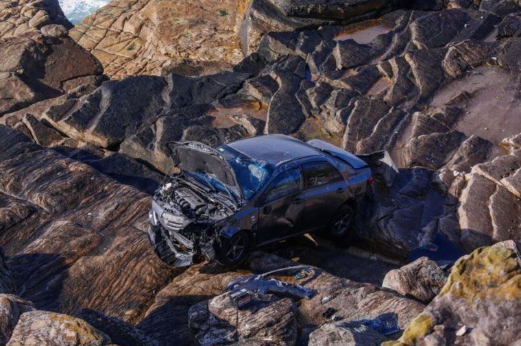 El auto quedó a pocos metros del mar Foto: Minuto Uno