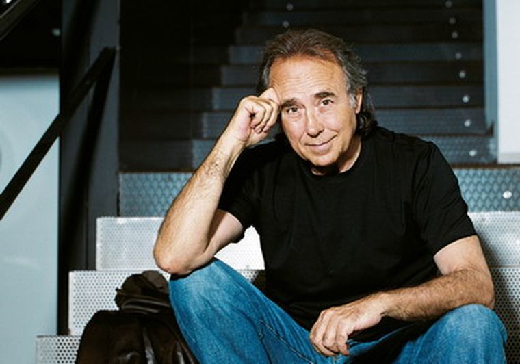 La música popular está de fiesta. El cantautor catalán cumple 66 años. Foto: Gentileza