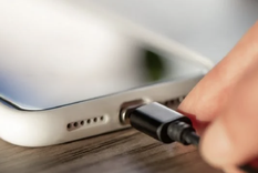 Realizar una limpieza cotidiana del parlante del celular permite mejorar la calidad de sonido. Foto: Freepick