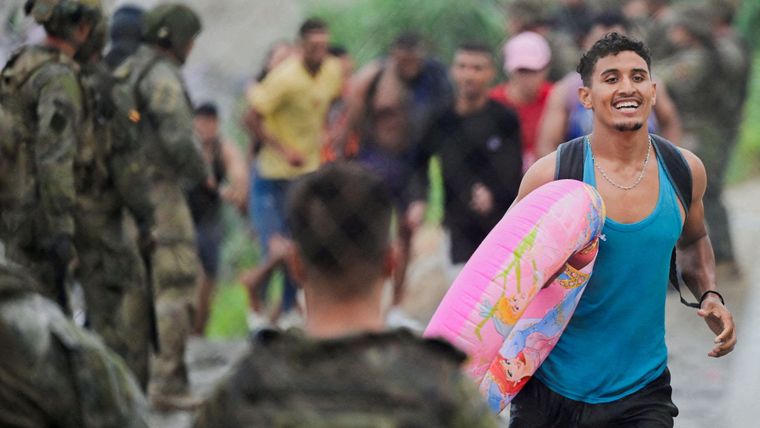 Un migrante de Marruecos reacciona al llegar a la frontera española, en Ceuta, España, el 31 de julio de 2026, mientras los migrantes cruzan a Ceuta por mar y tierra.
