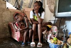 Muchas familias cubanas tienen dificultades para cubrir sus necesidades básicas. Muchas familias cubanas tienen dificultades para cubrir sus necesidades básicas.