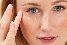 La zona de piel que rodea el ojo debemos cuidarla especialmente. Foto: isdin.com