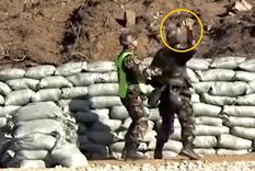 videos aterradores: soldados torpes que dejan caer granadas a sus pies