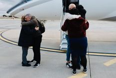 Tras más de un año de encierro en Venezuela, Alberto Trentini y Mario Burlò, dos presos políticos que estuvieron 14 meses detenidos sin cargos por el régimen de Nicolás Maduro, regresaron a Roma.