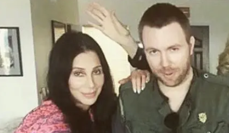 Cher decidió solicitar la custodia de su hijo Elijah Blue, imposibilitado de valerse por sí mismo a sus 47 años. Foto: Instagram @iamqueenieking