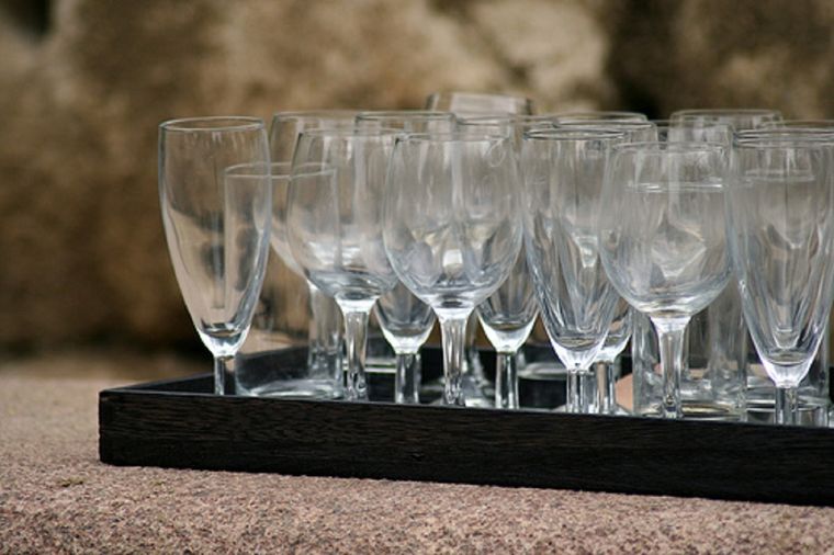 Las copas de vidrio o cristal pueden perder su brillo si no se limpian con cuidado. Foto: Flickr