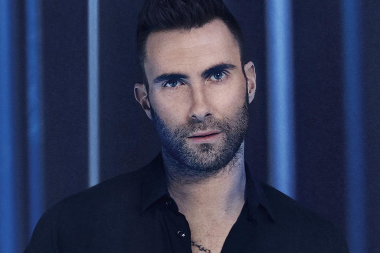 Adam Levine es cantante en la famosa banda Maroon 5.