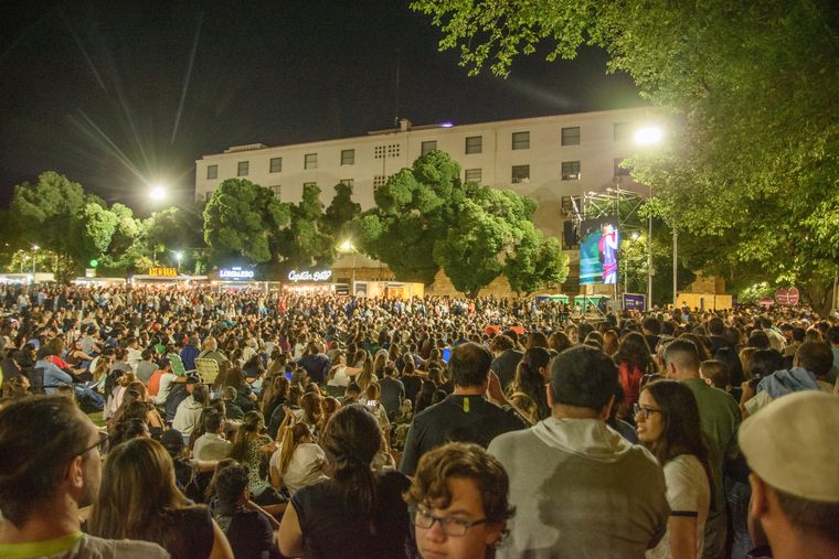 Una noche primaveral y citadina. Una noche primaveral y citadina.