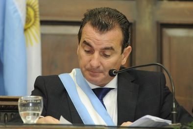 MDZol | Cabeza gacha. Pérez leyó todo y no se apartó de lo guionado. Foto: Alf Ponce/MDZ