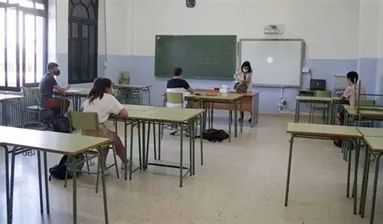 La caída de la natalidad, repercute en la matrícula escolar.