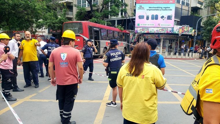 Este viernes se conoció el video que muestran cómo el colectivo continúa su trayecto a gran velocidad luego que descendieran el chofer y los pasajeros por un desperfecto técnico. Foto: X de @leoguevara80