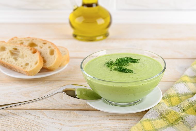 La receta de sopa fría de palta y pepino es ideal para el verano porque hidrata gracias al alto contenido de agua del pepino. La receta de sopa fría de palta y pepino es ideal para el verano porque hidrata gracias al alto contenido de agua del pepino.