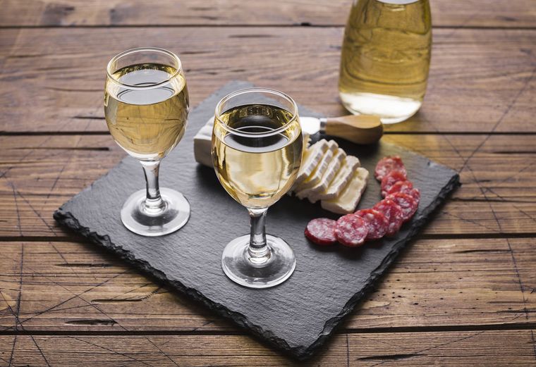 Científicos de la UNCuyo desarrollaron un sensor que permite detectar la presencia de hierro en el vino blanco. Foto: Freepik