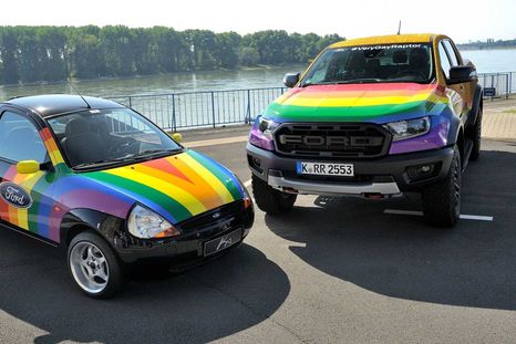 Conocé la Very Gay Raptor, una camioneta contra la discriminación