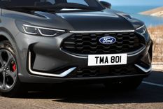 Esta versión del Ford Kuga incluye de serie llantas de aleación negras de 20 pulgadas y molduras delanteras, marcos de los espejos retrovisores y el techo en negro.